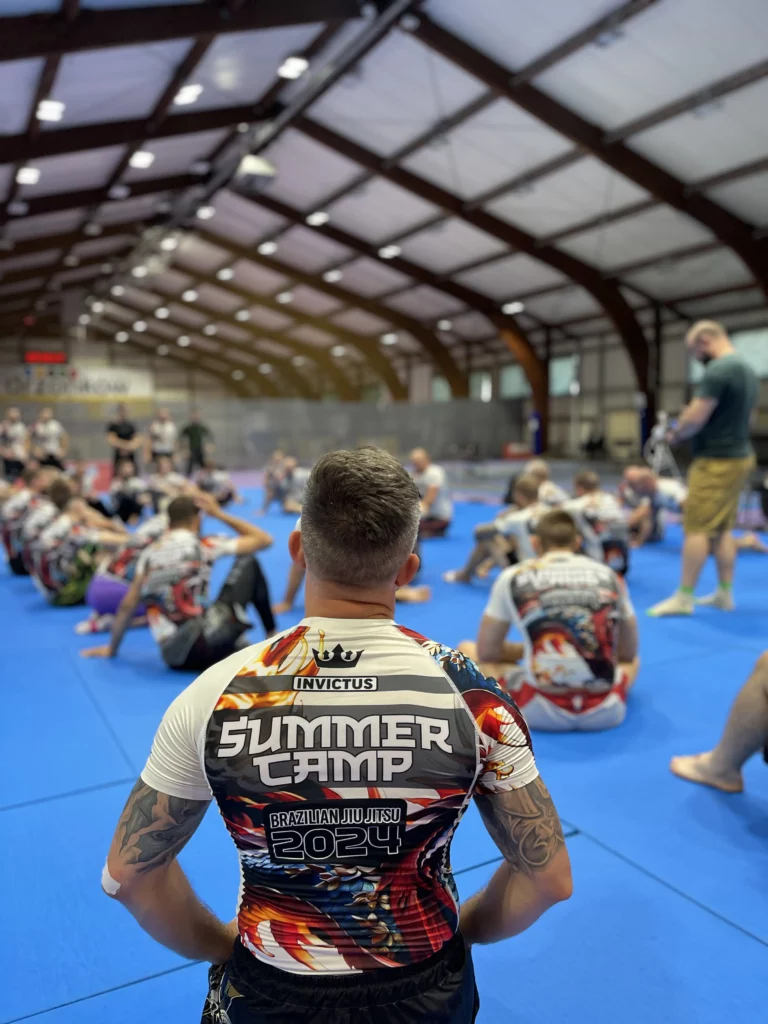 męszczyzna siedzący na sali bjj