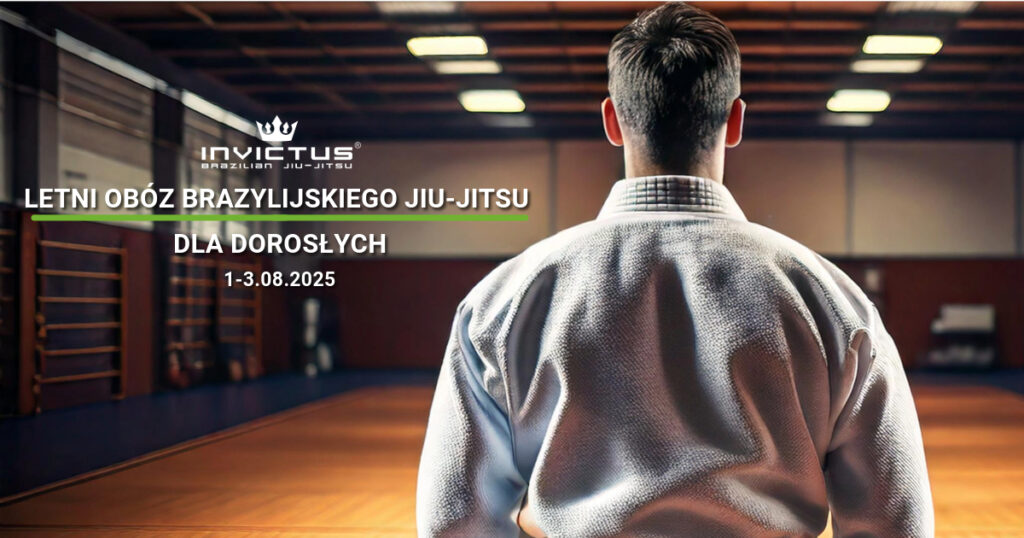 mężczyzna bjj na obozie stojąc w kimonie
