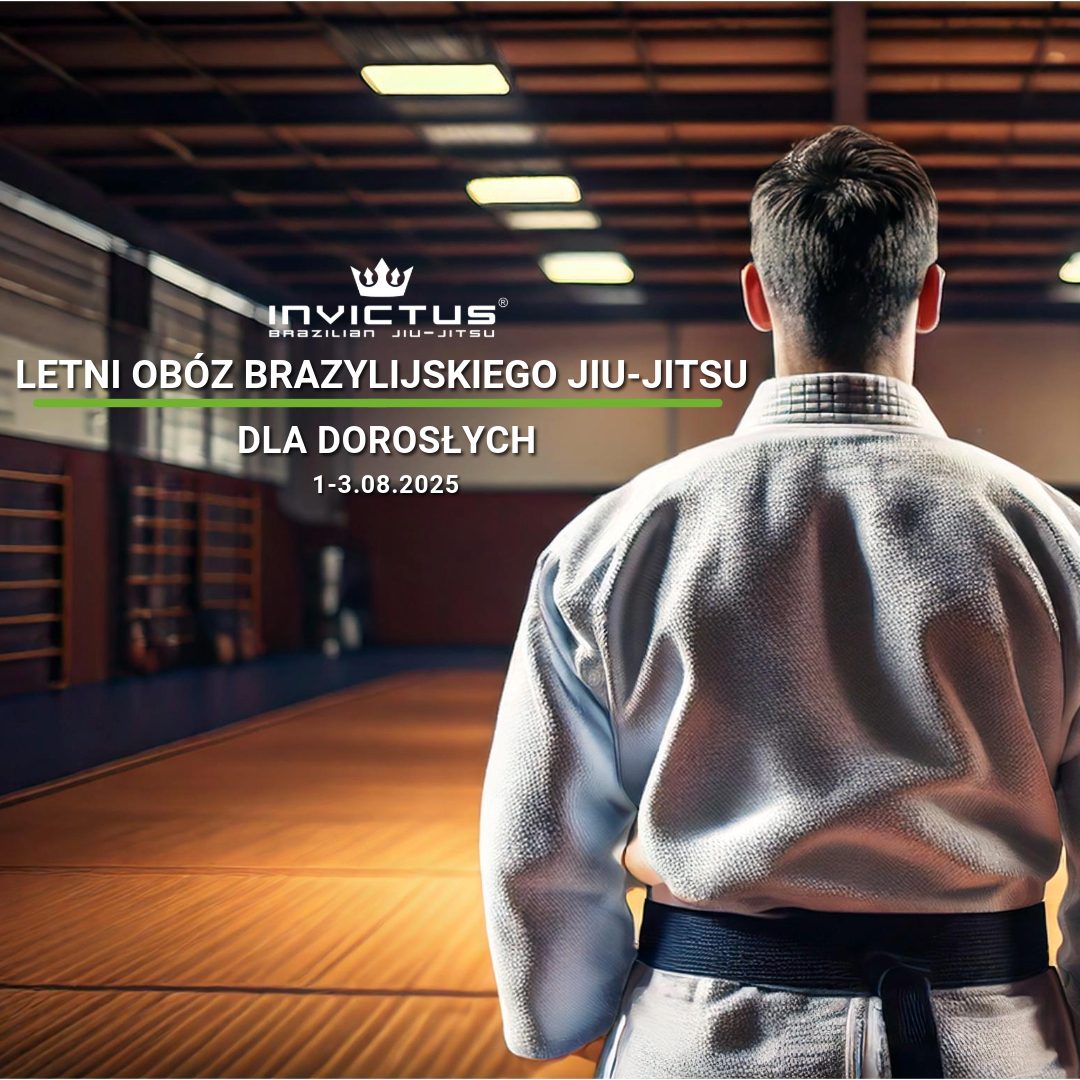 mężczyzna stojący na sali bjj